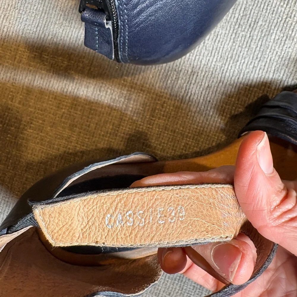 Miz Mooz Navy Leather Cassie Sandals, Sz 39 - Picture 5 of 6